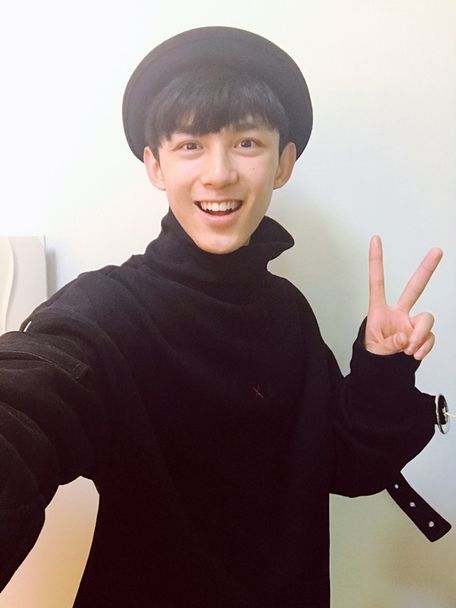 吴磊单手比v做搞怪表情 新浪娱乐讯 10月25日,国民弟弟吴磊在微博中晒